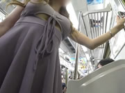 日本嫩妹裙底真空走光